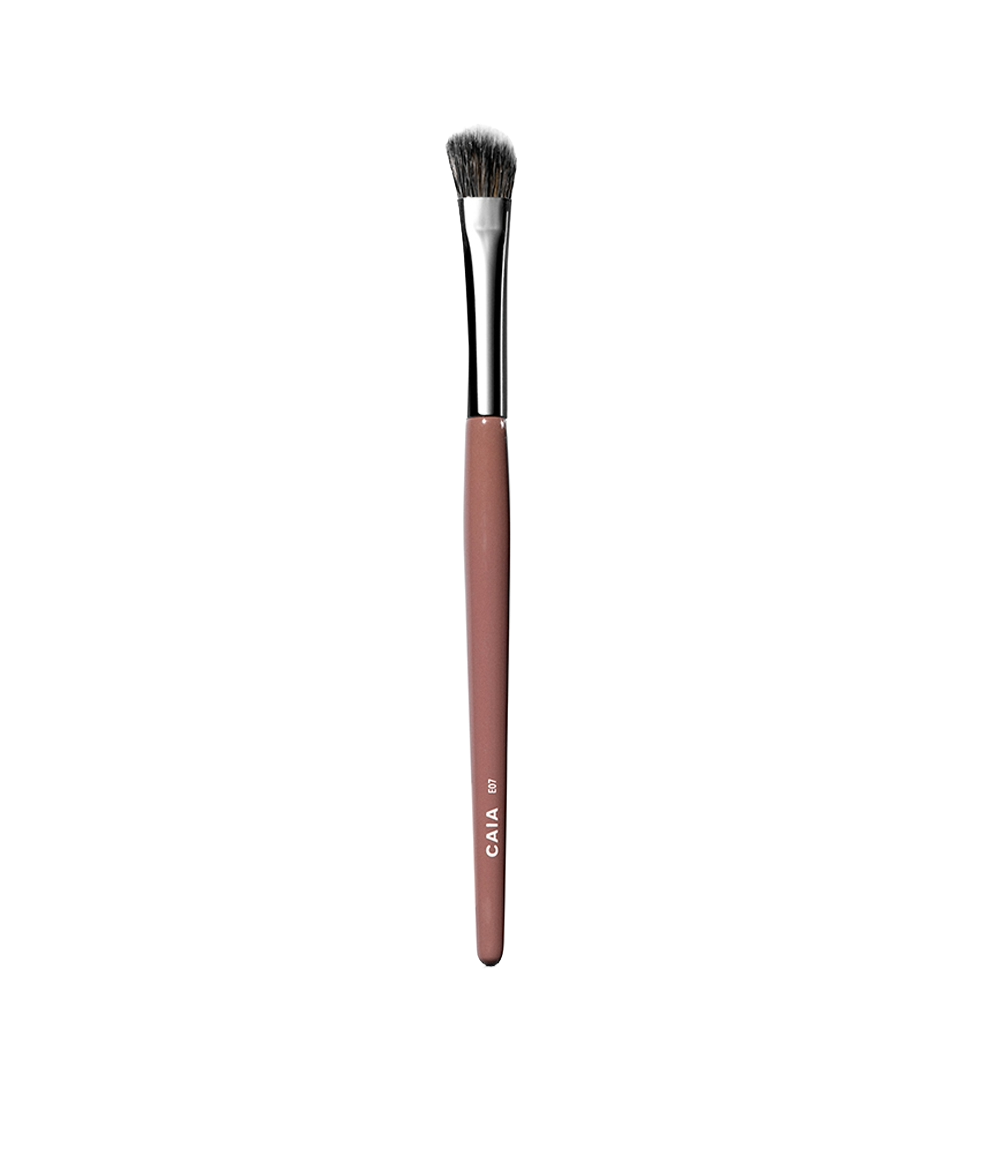 CAIA Cosmetics Angled flat brush e07