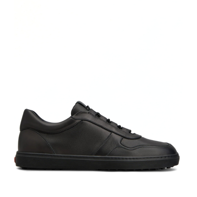 Red dot sneaker