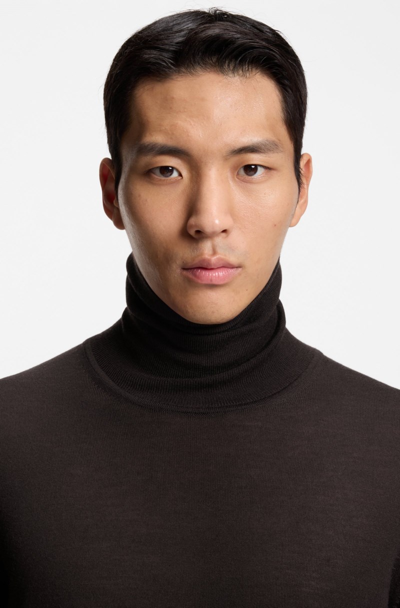 Stickad tröja rollneck dark brown 3