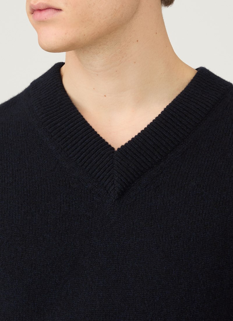 Tröja lambswool v-neck navy 5