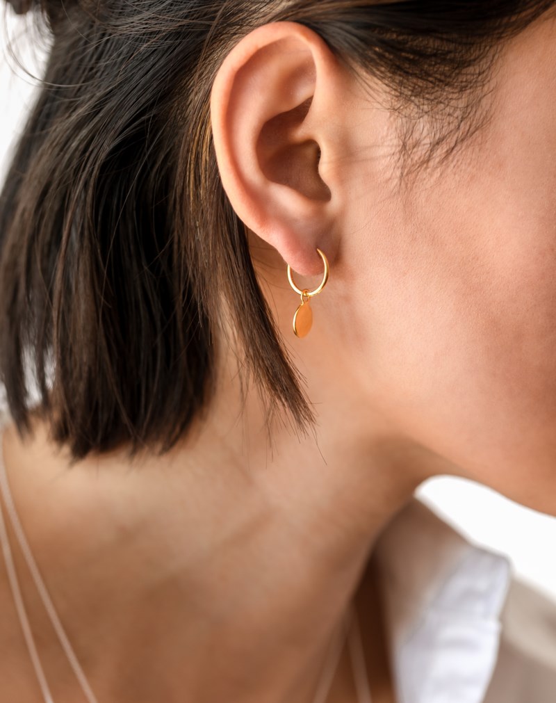 Örhänge minimalistica hammered gold 2