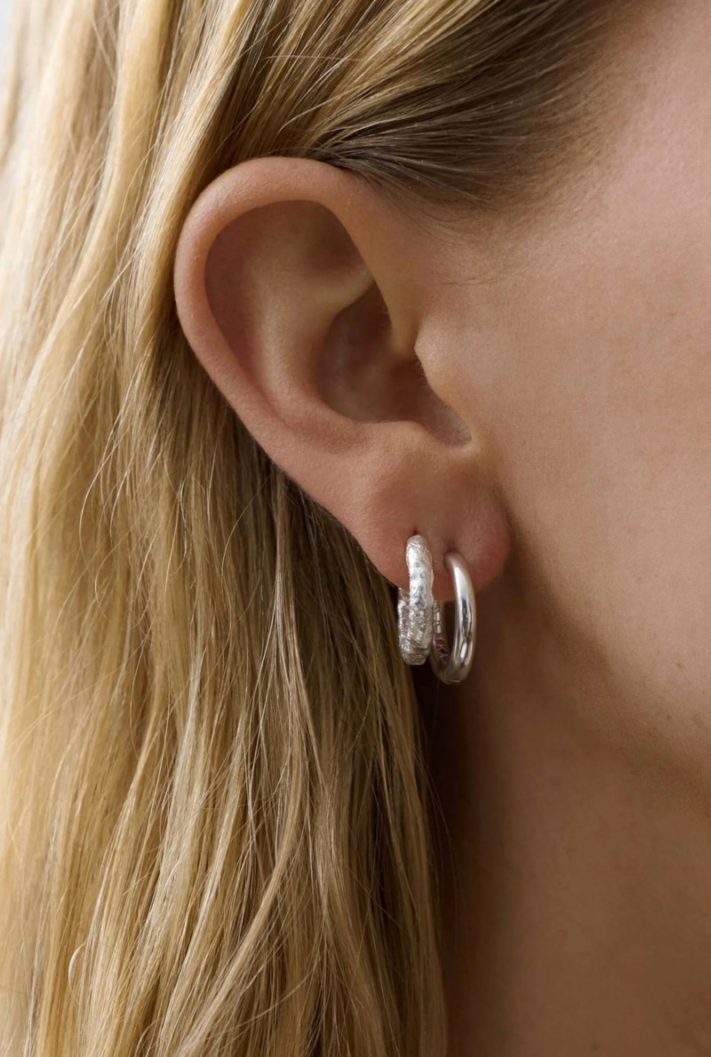 Örhänge mid hoop silver 2