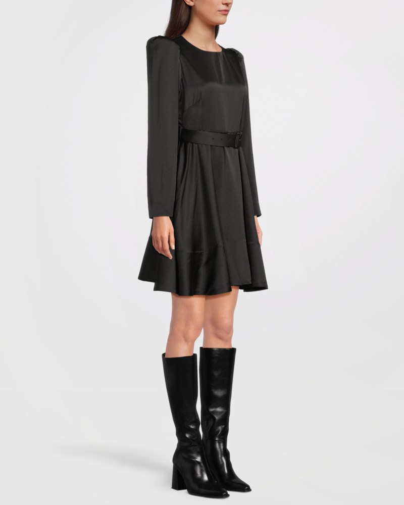 Klänning tailored satin belt svart 3