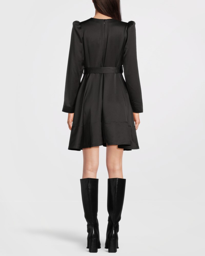 Klänning tailored satin belt svart 4
