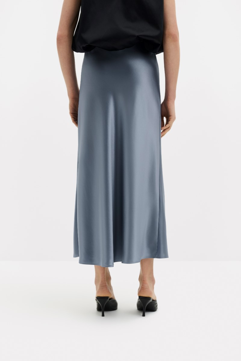 MALINA Kjol aubree satin midi dam – bild 3