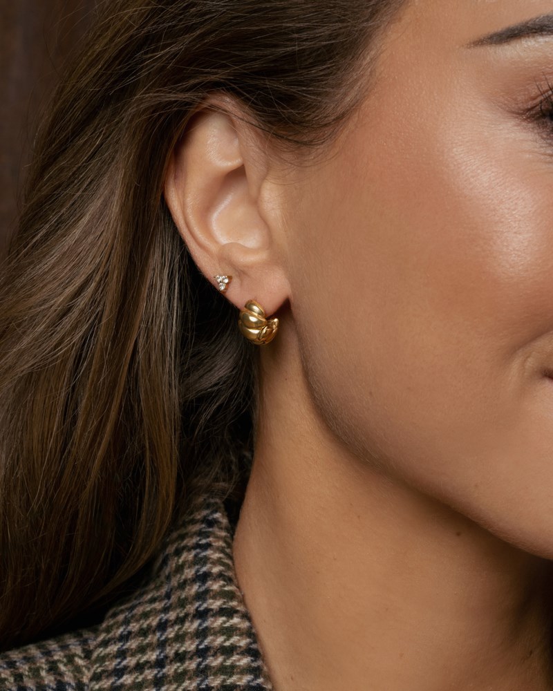 Mockberg Seléne gold small hoops örhängen dam – bild 2