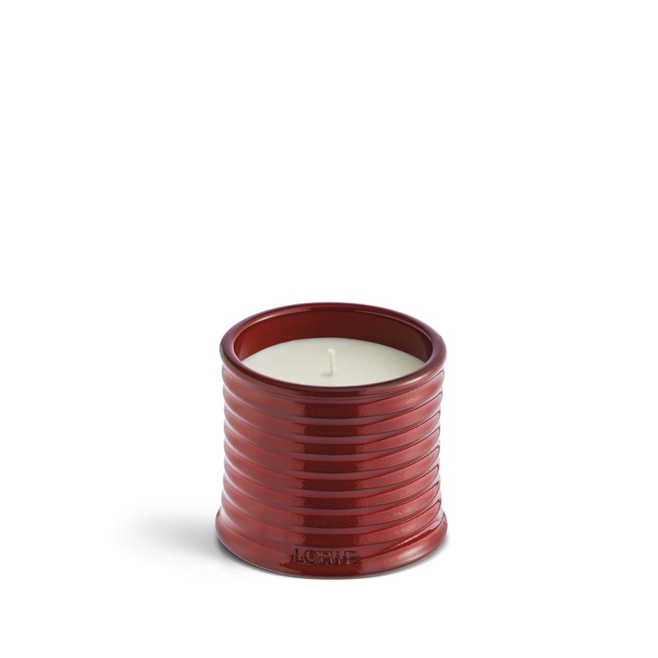 Sweet almond candle red medium, red från Loewe Perfumes
