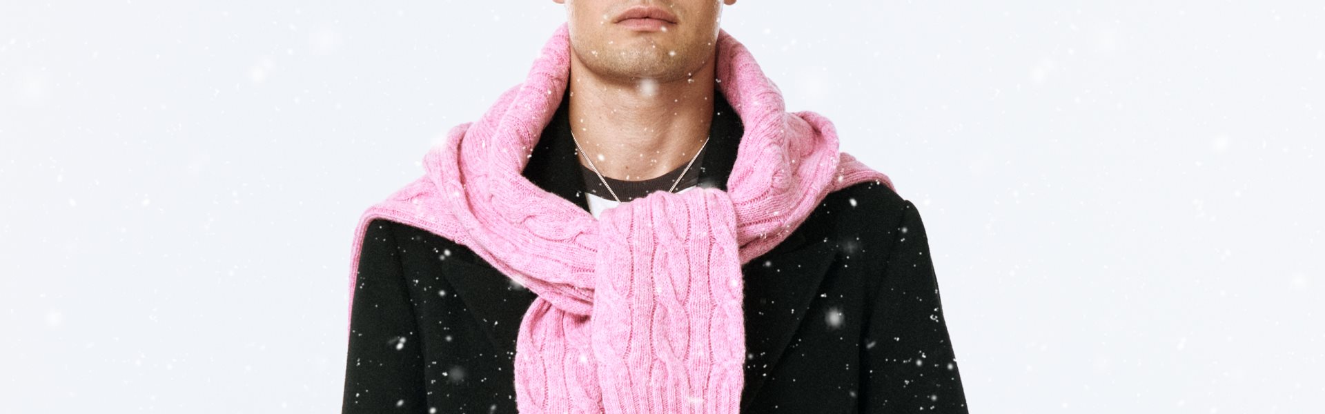 Rosa stickad tröja över axlarna