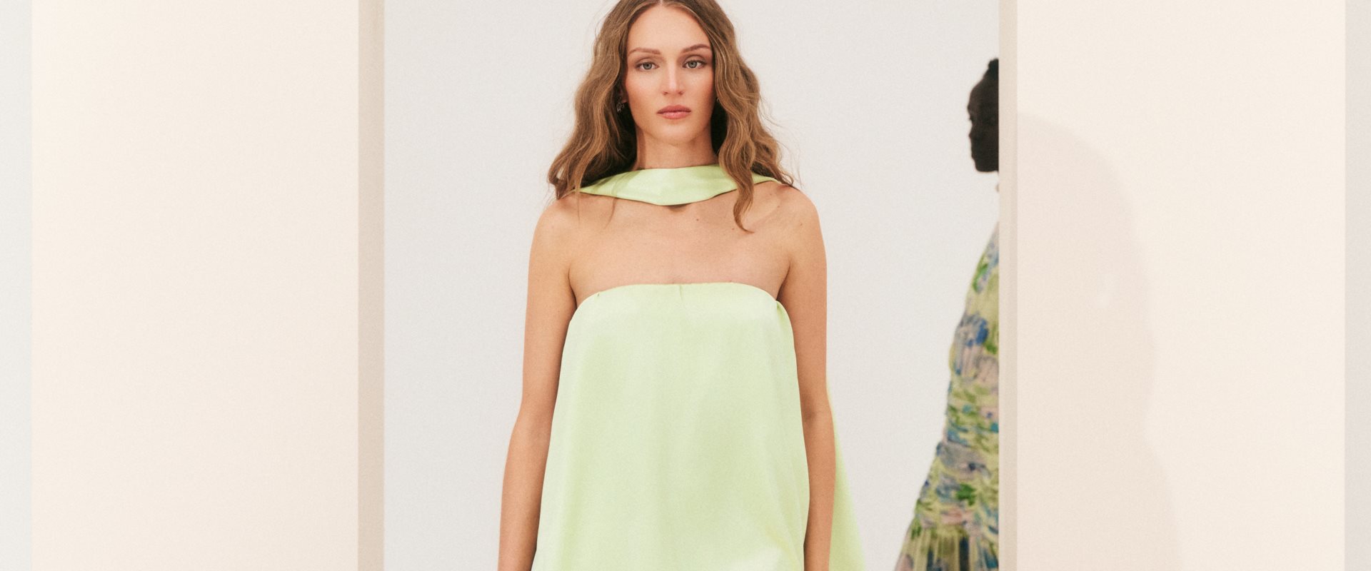 Malina modell med blå klänning